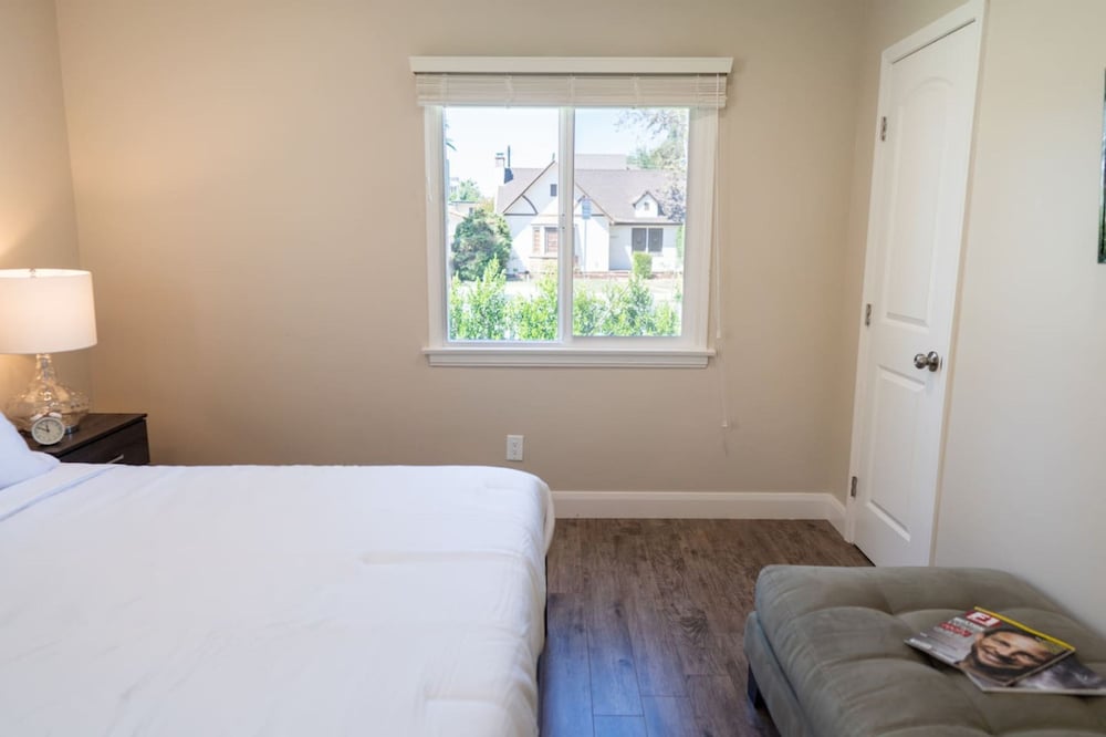 Remodeled 3BR House w Hot Tub Fenced Yard p58