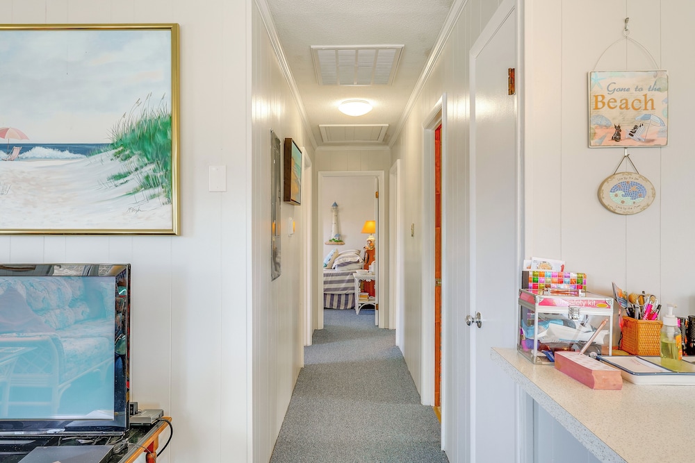 1 Mi to Avalon Pier: Charming Coastal Cottage!