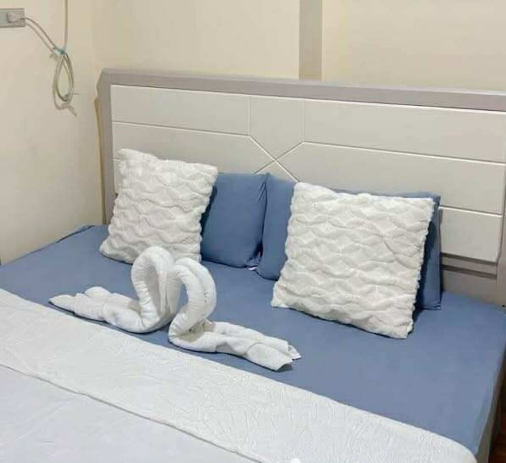 Cozy Pasay Condo with Pool Access