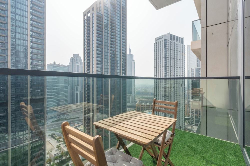 Lux BnB Act-1 Tower I Boulevard Views