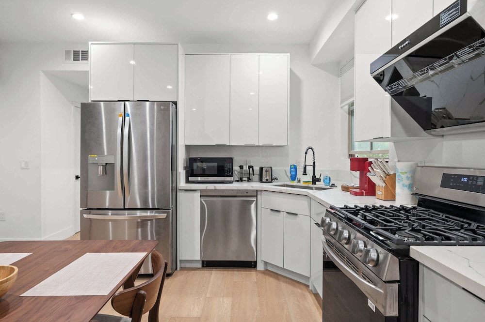 Not Affected by the Fire/modern 5BR Home With Parking, Near LA Attractions #4
