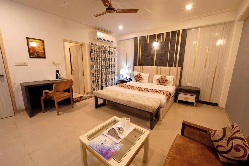 Hotel Opera Delhi Airport