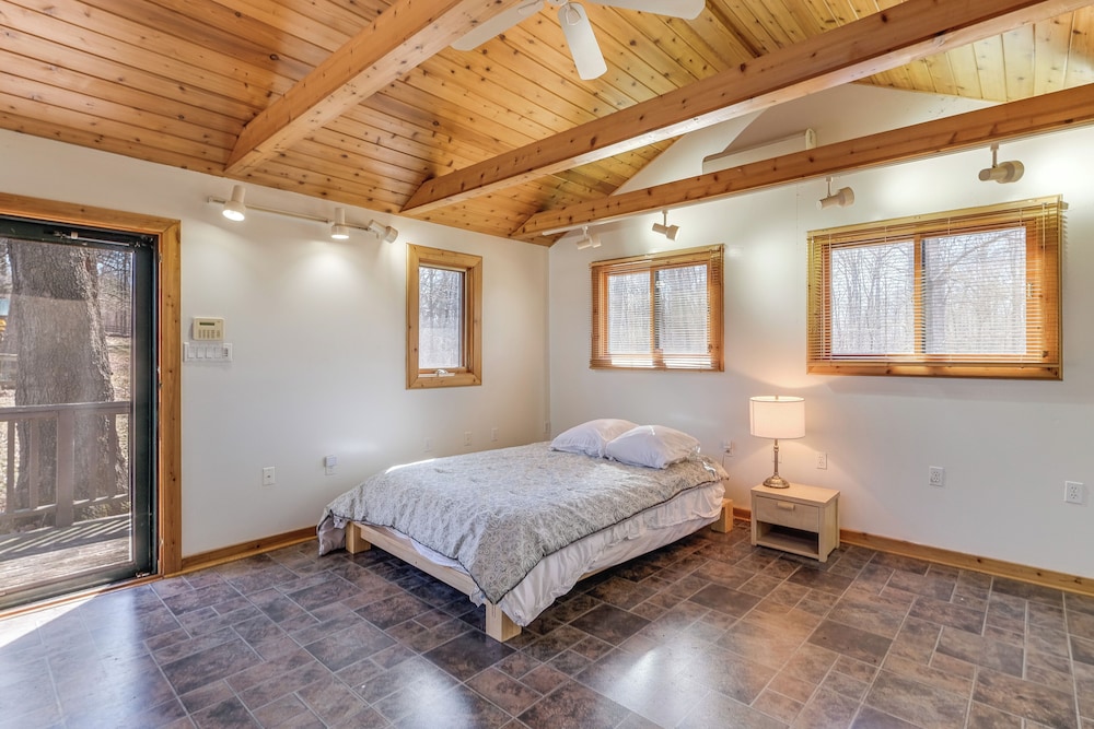 Waterfront Cabin on 32 Acres in Leesburg!