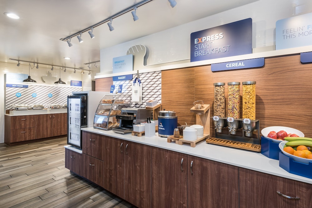 Gananoque Vacations - Holiday Inn Express Hotel  Suites Gananoque, an IHG Hotel - Property Image 6