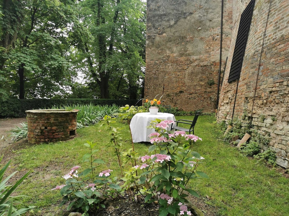 Charming Castle Stay, Robella view 5