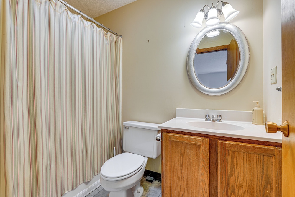 < 1 Mi to Mt Snow: Charming Condo w/ Fireplace