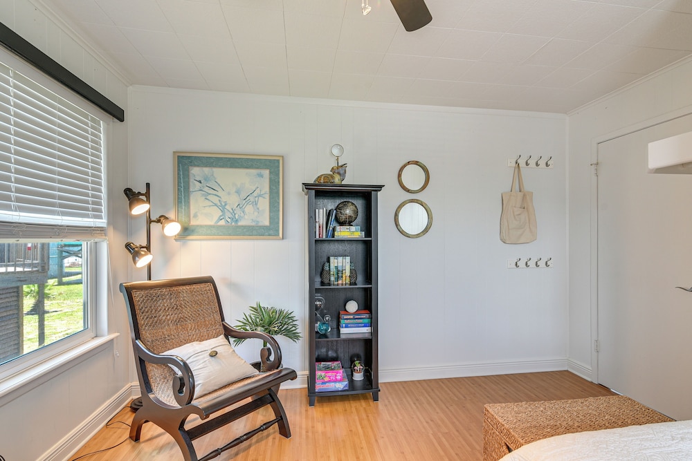 Pet-friendly Galveston Home - Walk to Beaches!
