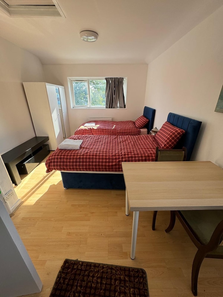 3BR Home Near Hounslow West Tube Station