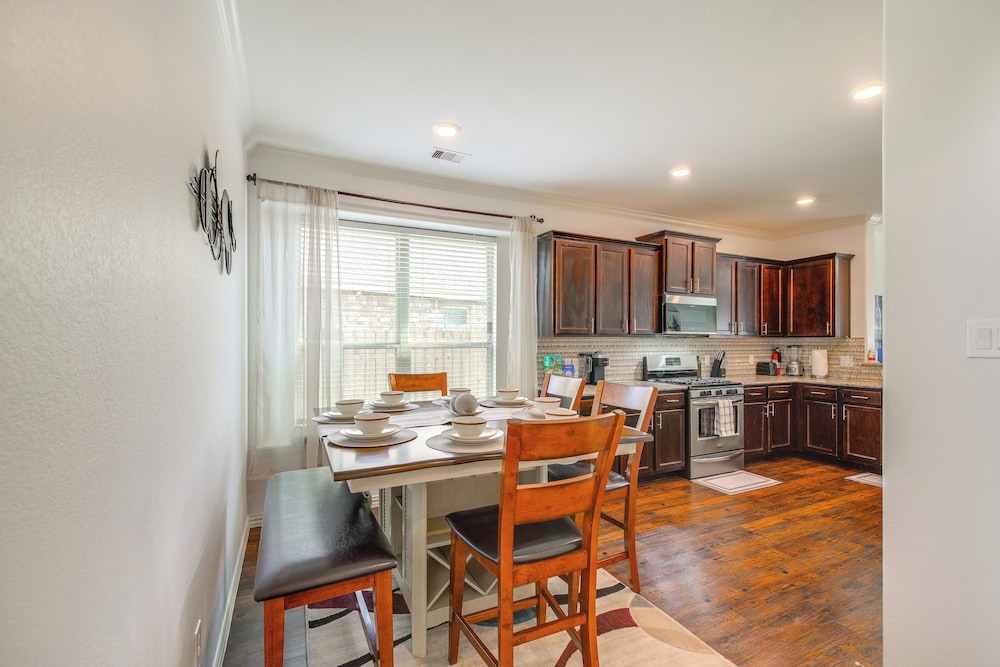 22 Mi to Dtwn Houston: Spacious Baytown Home!