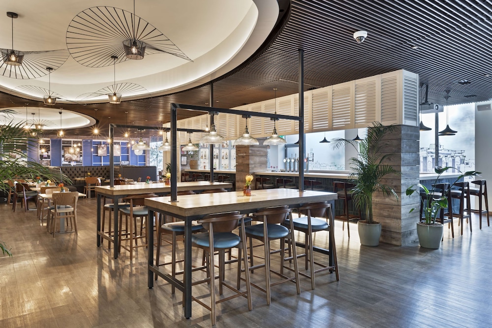West Drayton Vacations - Radisson RED Hotel London Heathrow - Property Image 9