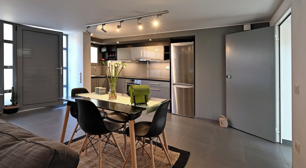 Gazi Metro APT Urban Balcony Oasis