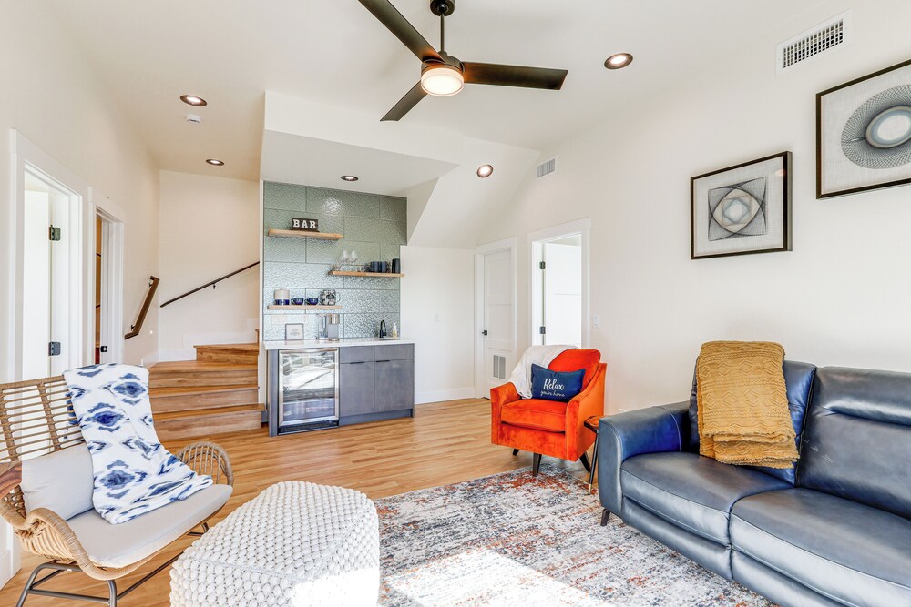 Hot Tub & Panoramic Mtn Views: Pine Retreat!