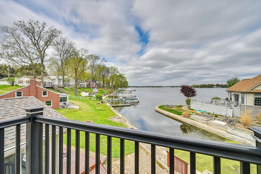 Scenic Views: Spacious Webster Lake House!