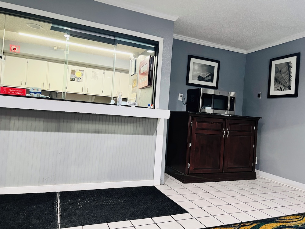 Super Inn by OYO Lansing MI