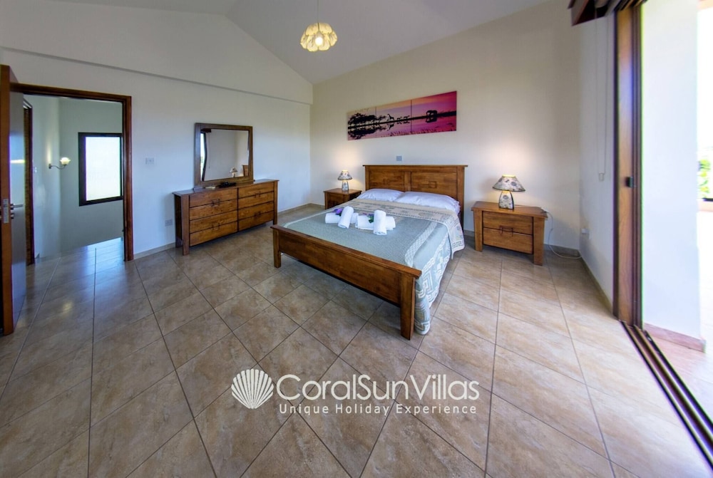 Family Villa Short Walk To Coral Bay Strip 5 Min and Pub, Shops etc