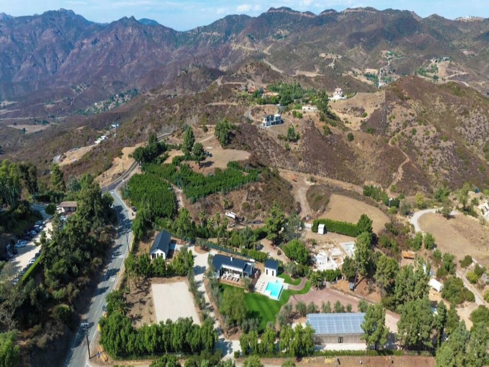 Lechusa - Secluded Creative Compound: Luxury 2-acre Estate w/ Studio & Pool