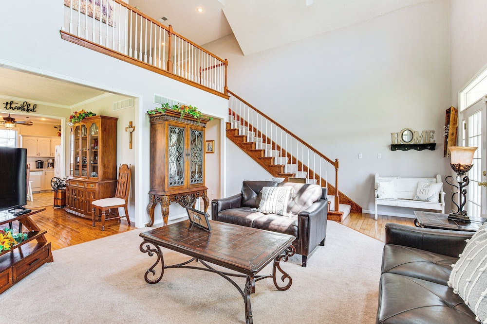 Fire Pit & Gazebo: Rural Warrensburg Getaway!