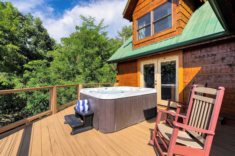 Big Bear Lodge by Avantstay Smoky Mountain Views, Hot Tub, Theater & Game Room