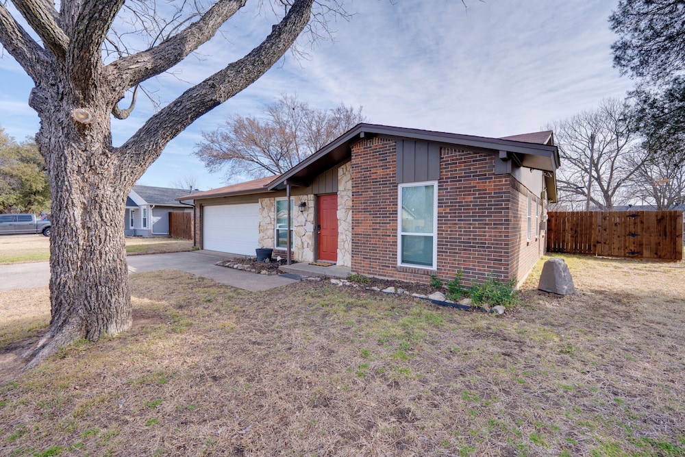 3 Mi to Dtwn Denton: Getaway w/ Furnished Patio!
