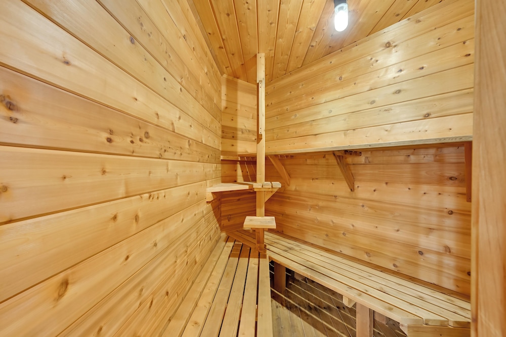 Hot Tub & Dock: Waterfront Lake Hamilton Home
