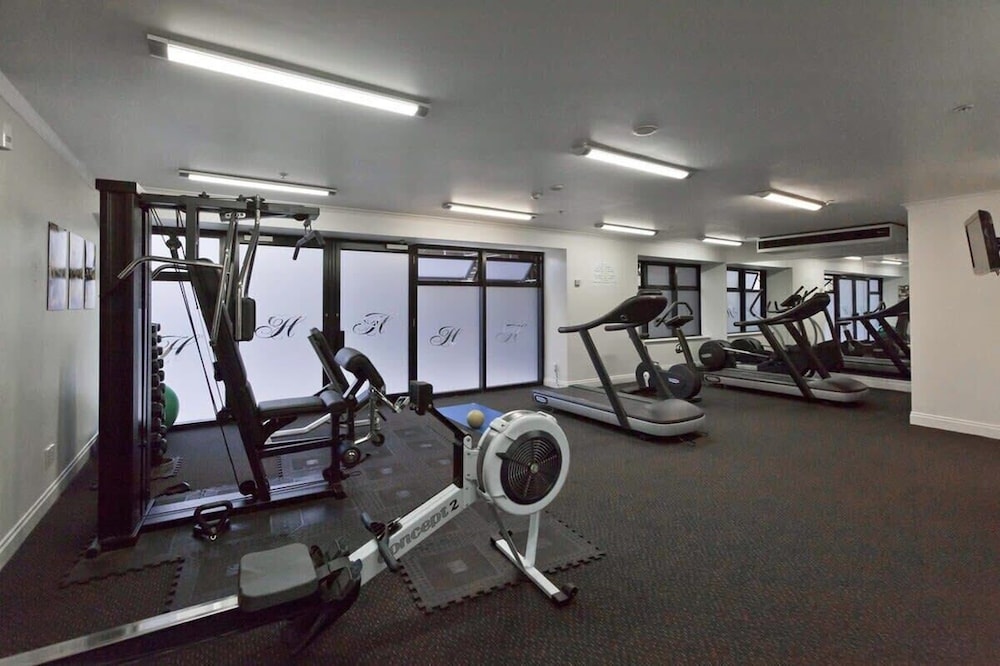 Stylish 1BR w/ Lovely Views, Pool+Gym Zodiak Stays
