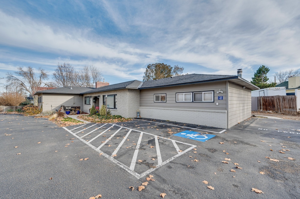 Cozy Nampa Escape w/ Fireplace + Smart TV! view 3