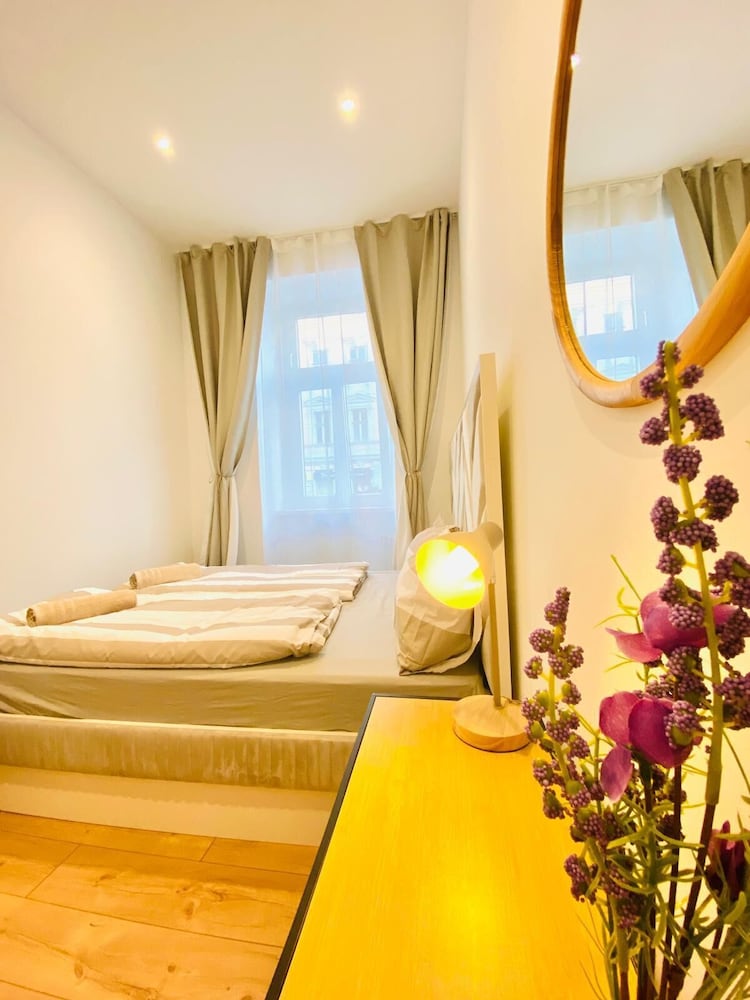 Comfy and Scenic 4BR Stay in Ottakring