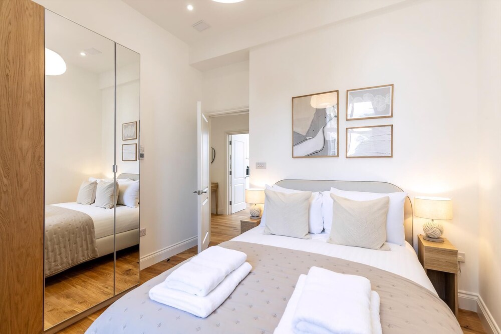 Bright & Elegant Chelsea Getaway: Private Balcony!