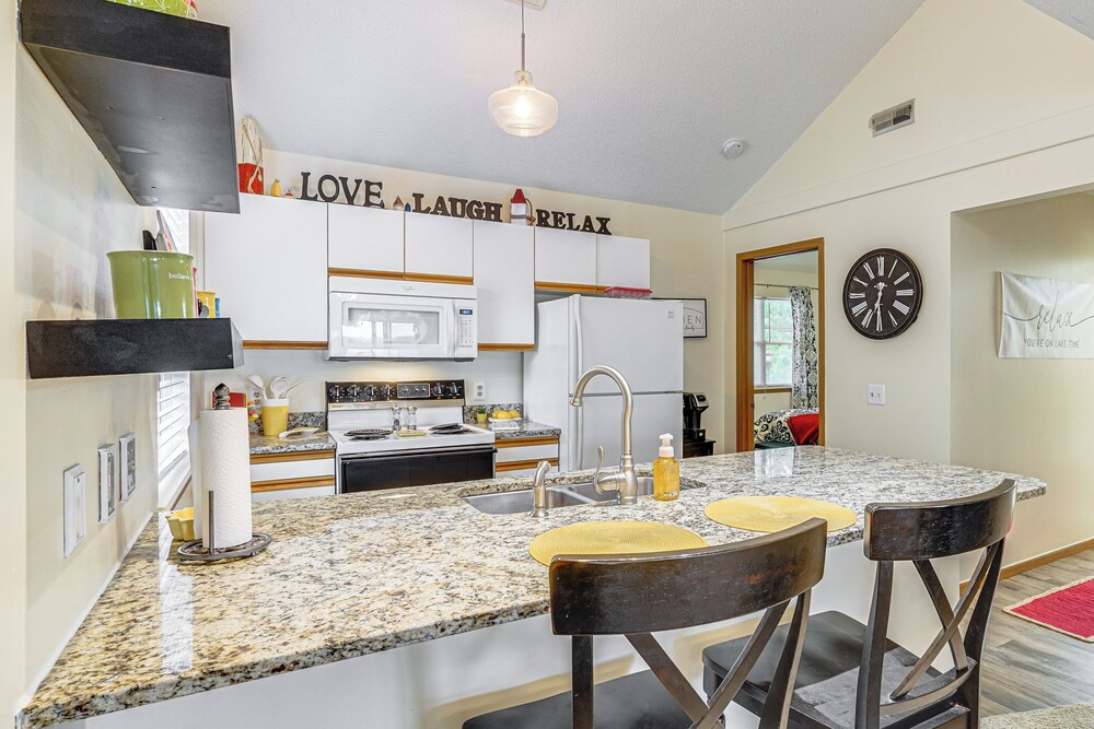 Pet-friendly Condo w/ Pool Access in Osage Beach