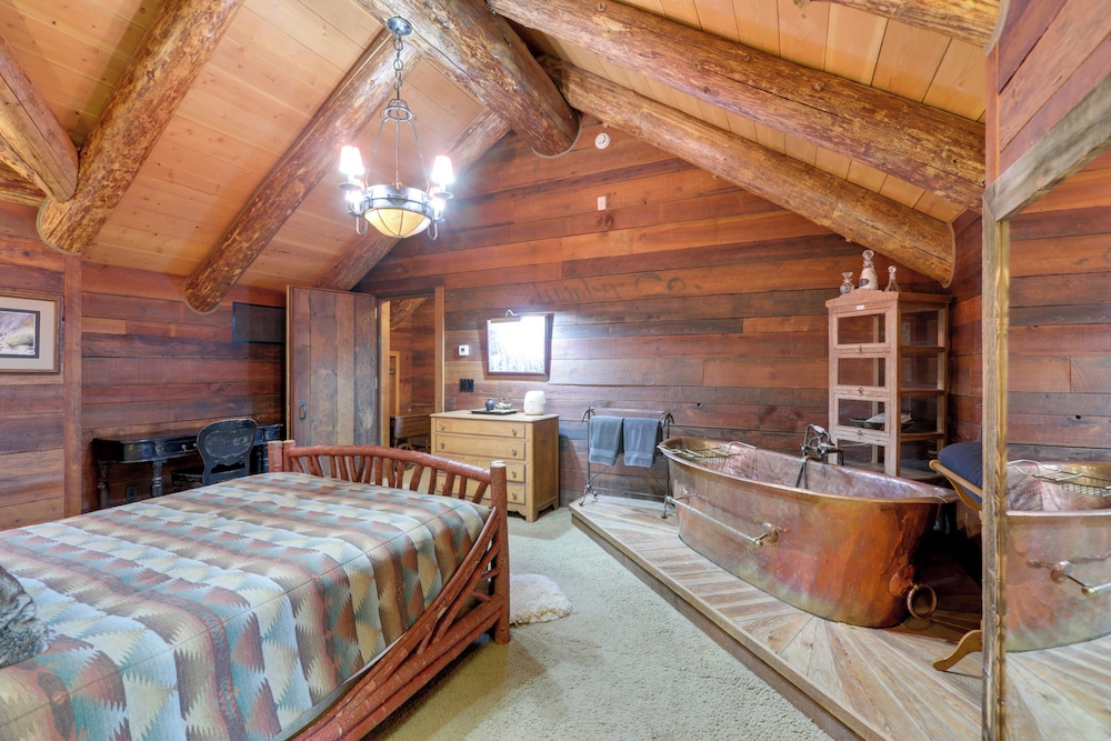 Mountain Chalet Bordering White River Nat'l Forest