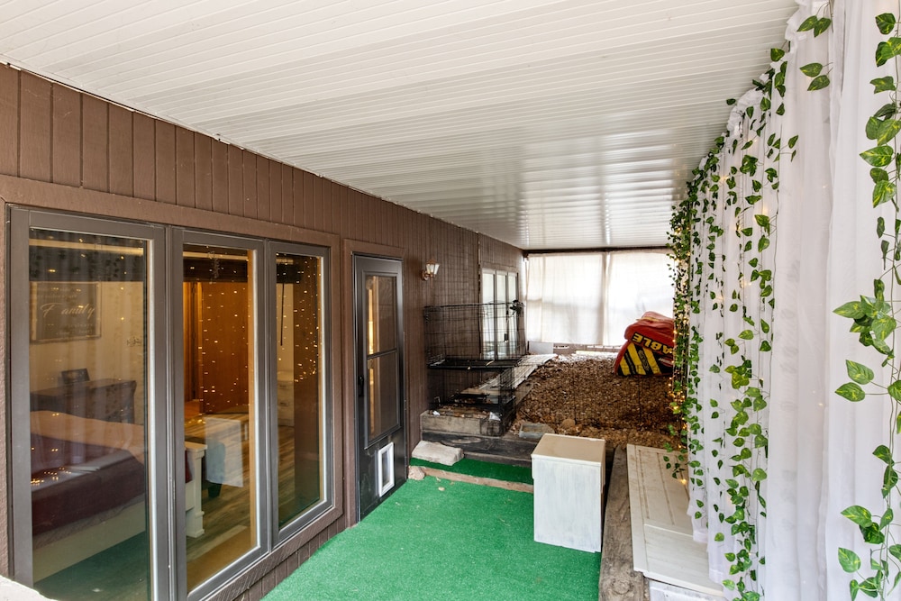 Stunning Lake Views, Pools, Wildlife, Pet-friendly
