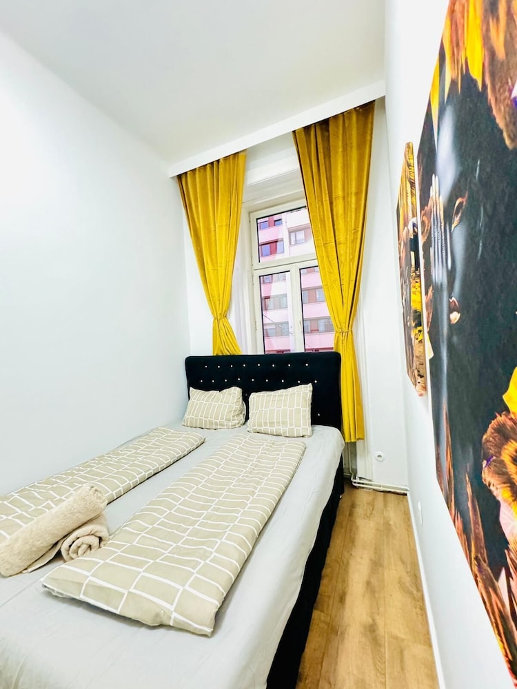 9BR Apt for 18P Walk to Augarten