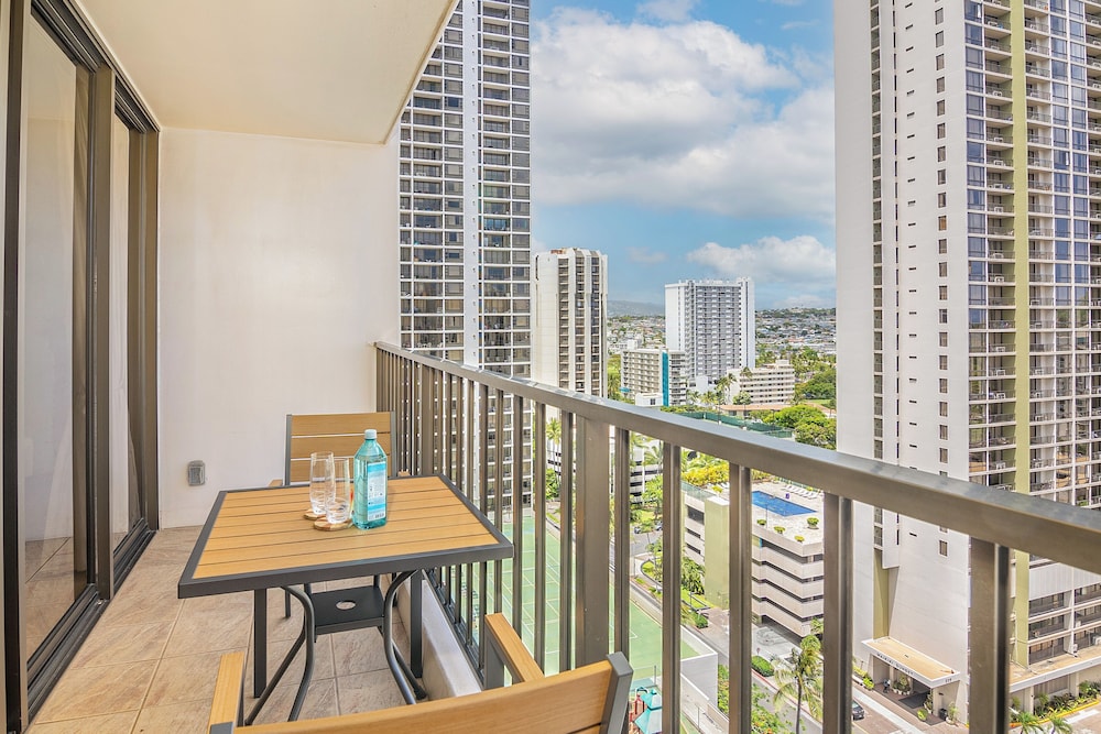 Waikiki Banyan Condo w/ King Bed & Parking, Near Beach