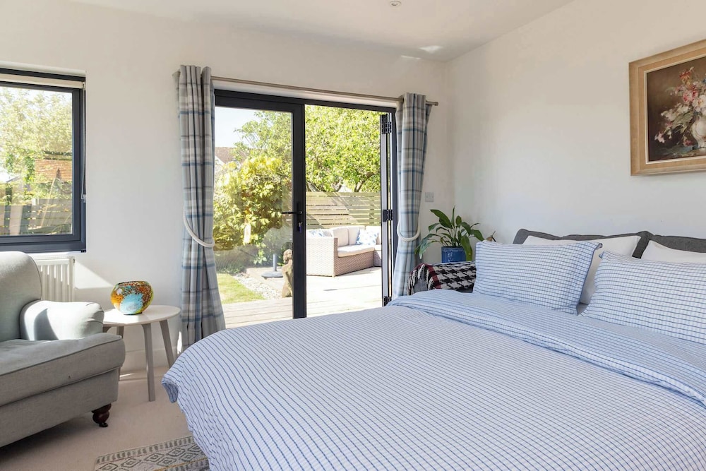 Spacious Coastal Retreat for 10 in West Wittering