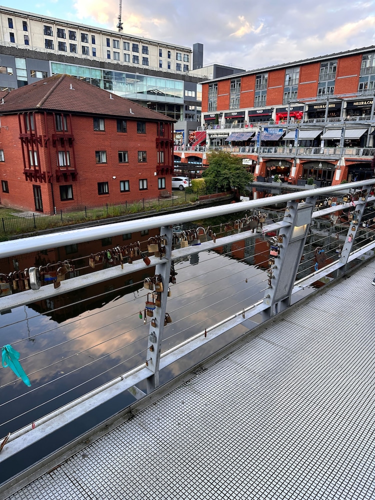 Charming Birmingham Apartment With Mini Balcony and Wifi With a Free Parking