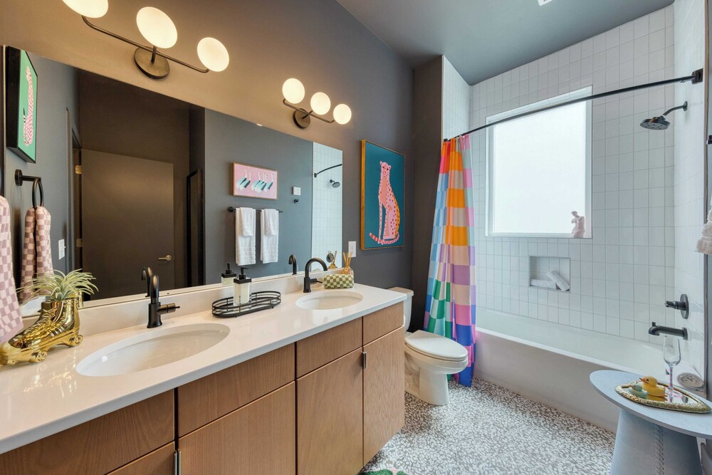 Sleeps 16 2 Homes Next Door + Walk to Dining & Music Lischey Loft & The Bloom House by Avantstay