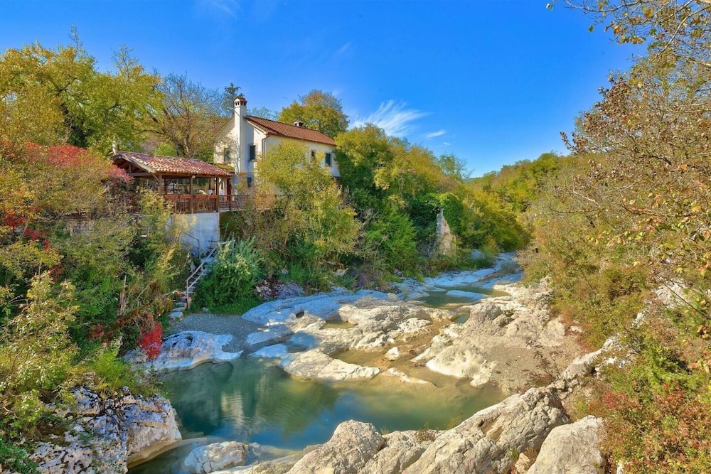 Beautiful 3-bed House in Kotli view 2