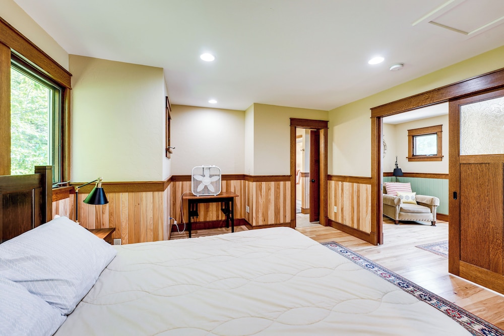 Hamlin Lake Retreat: Spacious Stay for Groups!