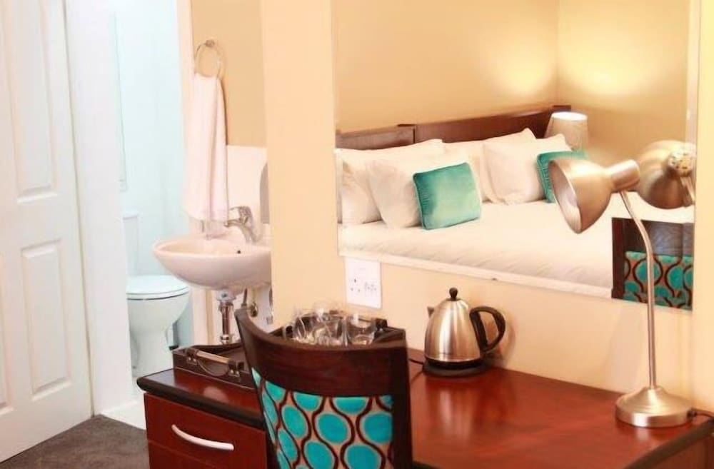 1st Class Manor B&B