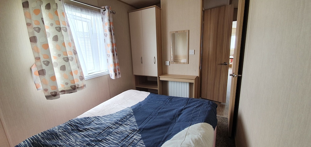 St Osyth- Sleeps8-freeparking-wifi-holidaypark view 4