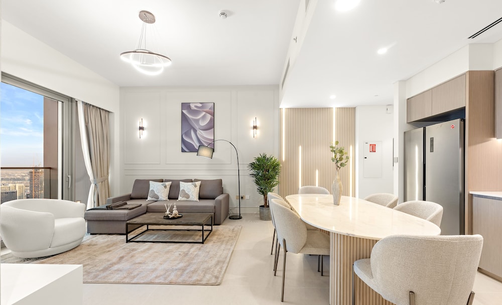 SML Vacation Homes - Sky High Apartments with Burj Khalifa and Dubai Fountain Views @ Grande Signature, Downtown Dubai