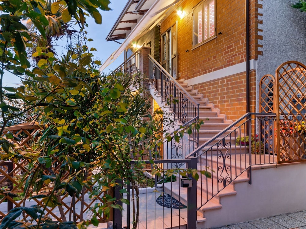 Belvilla by OYO Pleasant Apartment With Courtyard view 2