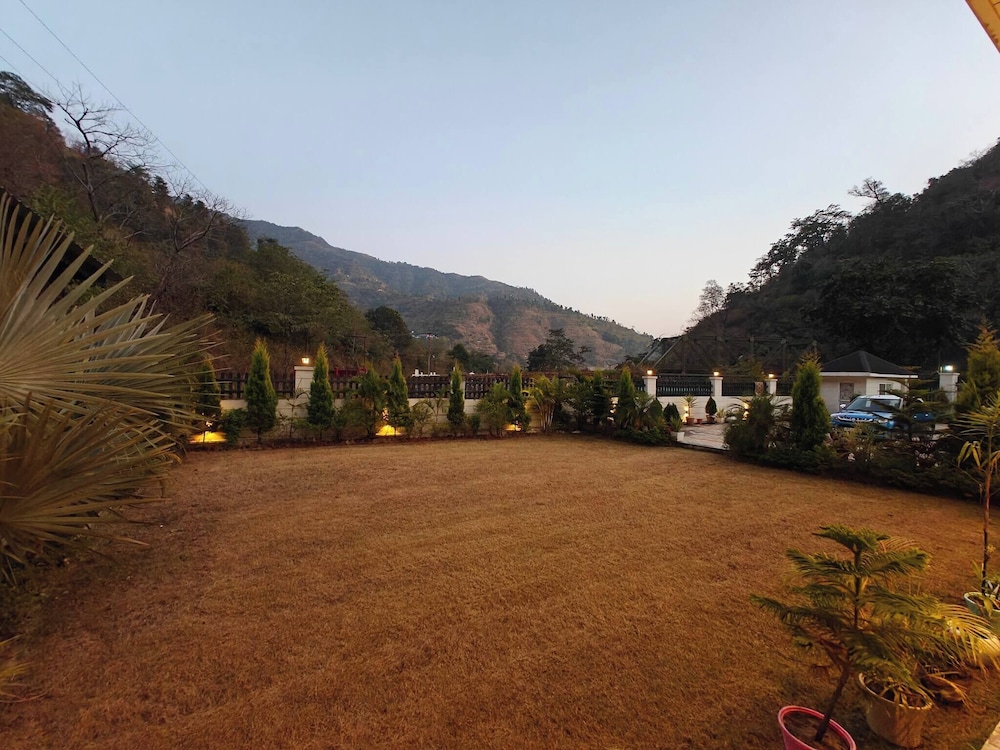 The Paradise - Luxury 3BR Villa Near the Airport in Dehradun