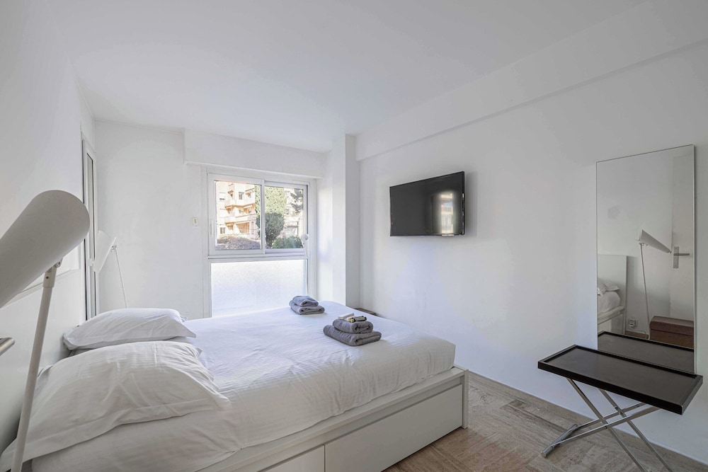 Charming Apartment on Boulevard Alexandre III