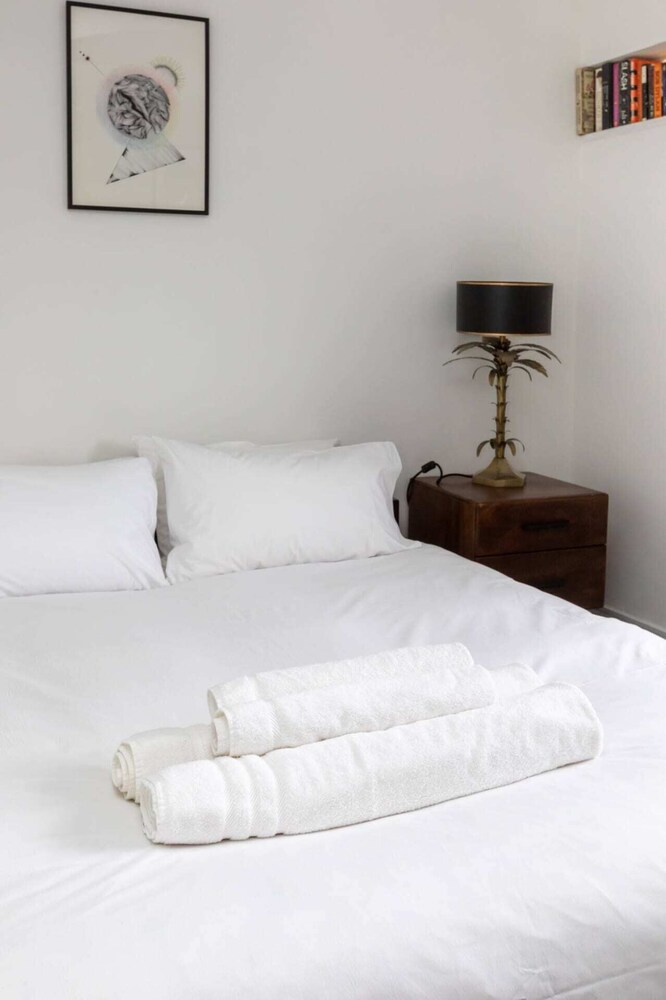 Spacious & Cosy 2 bed Flat With Terrace & Parking