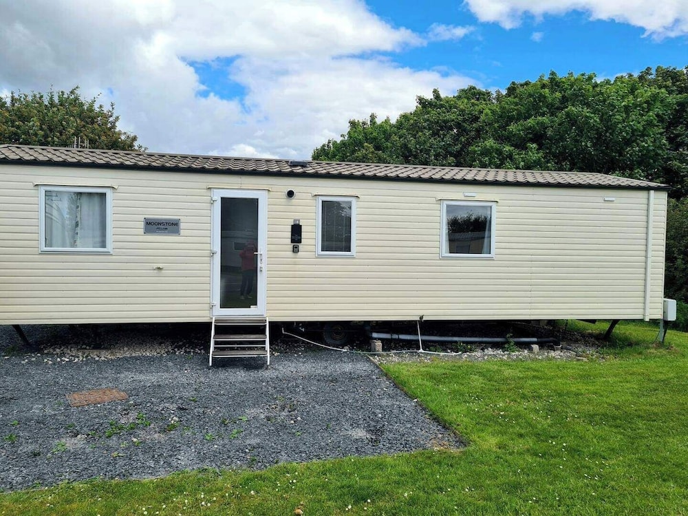 2 Bed Lodge - Sleeps 5 - Parking - Pets - Wifi