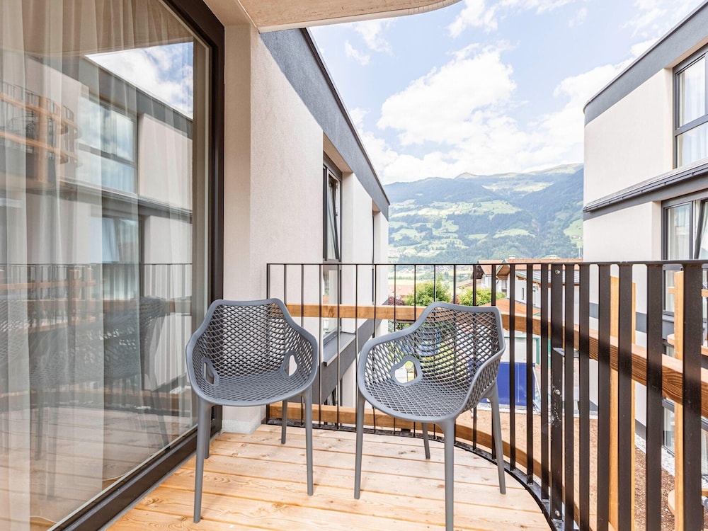 Modern Holiday Apartment With Balcony