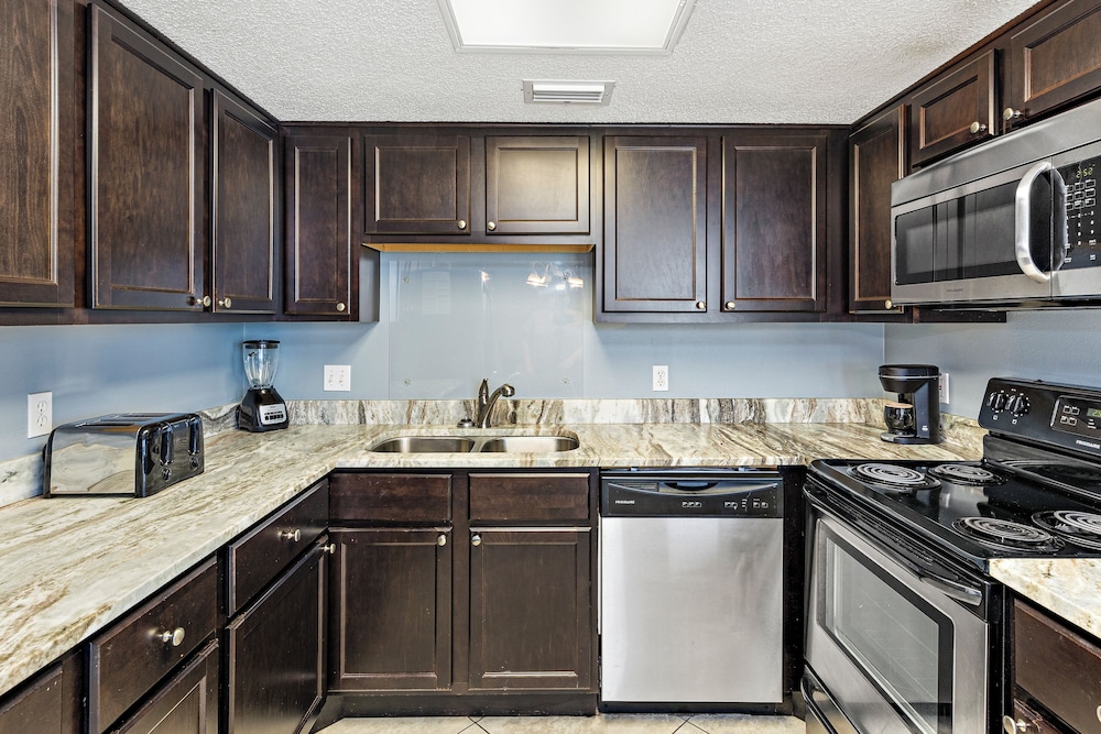 2BR 3BA Condo on Eagle Beach w Amazing Amenities