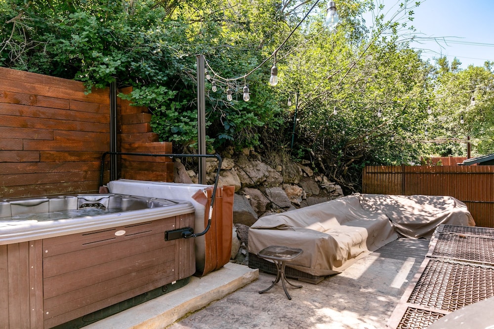 Red Hawk by Avantstay Charming Cabin w Theatre Spa 5mins to Deer Valley Mtn