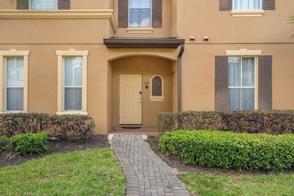 Family 4BR Home w/ Resort Pool Near Disney